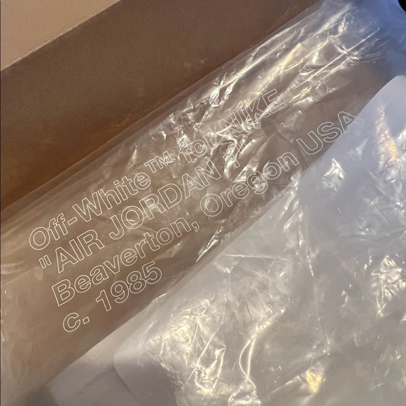 Off—-White x Air Jordan 1 Retro High OG UNC - Picture 3 of 16